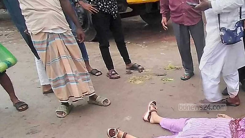 স্বামীর বাইক থেকে পড়ে ট্রাক চাপায় প্রাণ গেল নারীর