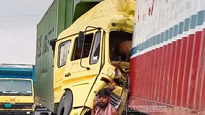 বিকল কভার্ডভ্যান মেরামতের সময় আরেক কভার্ডভ্যানের ধাক্কা, নিহত ২