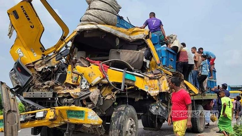 কভার্ডভ্যানে ধাক্কা দিয়ে গরুর ট্রাক উল্টে নিহত ২