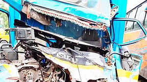 কুমিল্লায় চলন্ত গাড়িতে ধাক্কা দিয়ে প্রাণ গেল কভার্ড ভ্যানচালকের