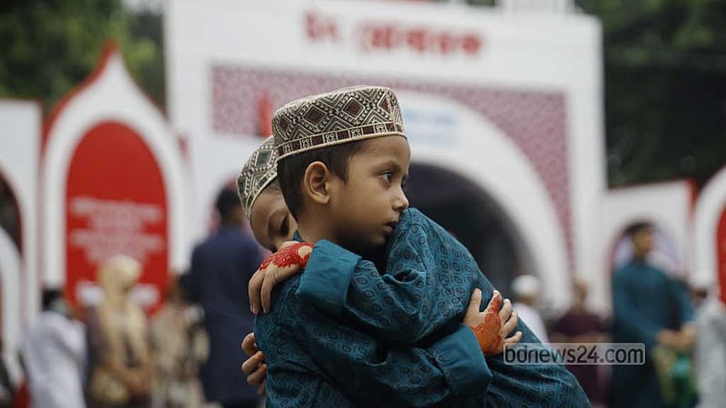 ঈদের জামাতে বিশ্ব শান্তির প্রার্থনা