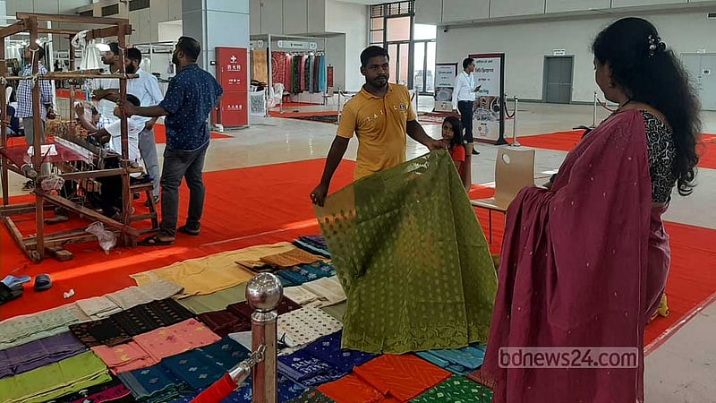 বুনন দেখে কেনার সুযোগ, হস্তশিল্প মেলায় মনকাড়া পণ্যের পসরা