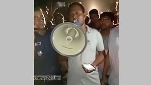 ফরিদপুরে যাত্রাবিরতির দাবিতে রাতে ট্রেন আটকে বিক্ষোভ