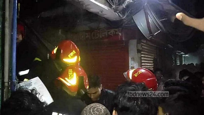 চট্টগ্রামে আগুন: ঘিঞ্জি মার্কেটে ধোঁয়ায় দম বন্ধ হয়েই প্রাণ যায় তাদের