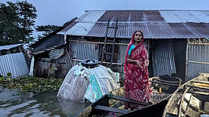 বন্যায় ডুবে দুর্গতিতে সিলেট, শঙ্কা বাড়ছে উত্তরেও