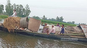 পানি কমলেও বাড়ছে নদী ভাঙন, ঘরবাড়ি সরাচ্ছেন চরবাসী