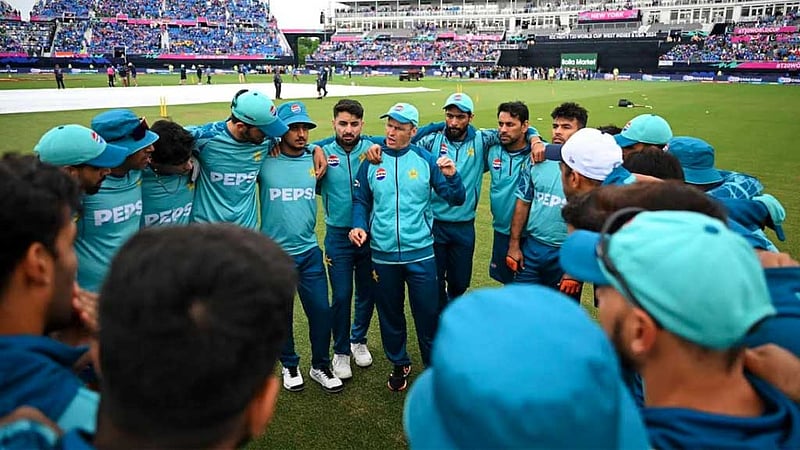 ‘উন্নতি করো নয়তো পেছনেই পড়ে থাকো’, ক্রিকেটারদের পাকিস্তান কোচের বার্তা