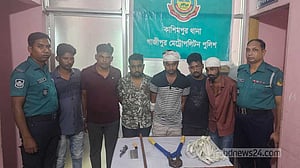 গাজীপুরে ‘ডাকাতির প্রস্তুতিকালে’ অস্ত্রসহ গ্রেপ্তার ৬