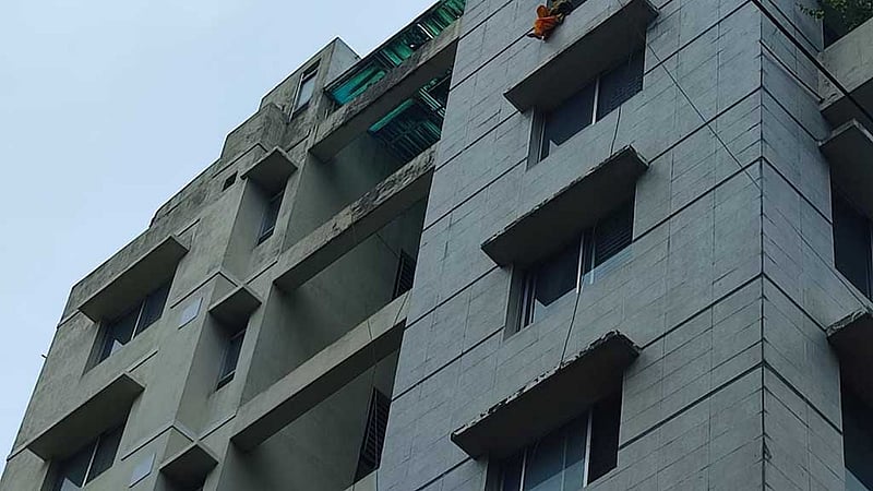 মৃত্যুঝুঁকি নিয়ে মেয়েটি কেন কার্নিশে, জানা গেল উদ্ধারের পর