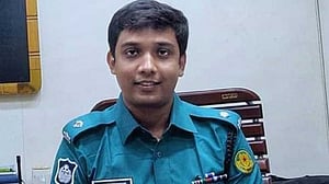 পরীমনির সঙ্গে ‘প্রেমে’র দণ্ড, চাকরি হারাচ্ছেন সাকলায়েন