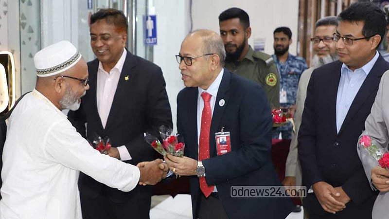 হজের প্রথম ফিরতি ফ্লাইটে দেশে ফিরলেন ৪১৭ জন