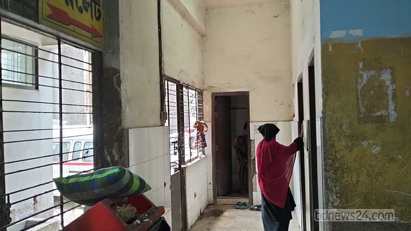 হাসপাতালে শোচনীয় শৌচাগার, সুস্থ হতে গিয়ে ‘অসুস্থ হওয়ার উপক্রম’