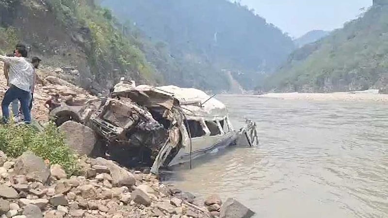 ভারতের উত্তরাখণ্ডে বাস খাদে, নিহত ১০