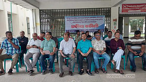 সর্বজনীন পেনশন স্কিম প্রত্যাহারের দাবিতে জাবিতে কর্মবিরতি