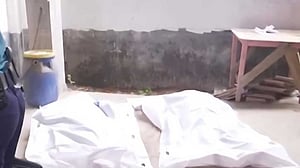 এসআইয়ের মায়ের লাশ ছিল ঘরে, পার্কিংয়ে বাবার মরদেহ