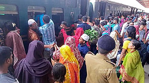 বেনাপোল থেকে যাত্রী নিয়ে প্রথম মোংলায় গেল ট্রেন