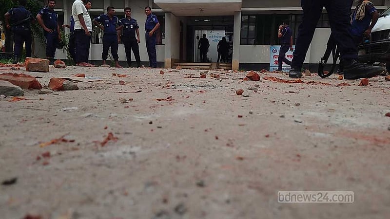 আসামি গ্রেপ্তারের জেরে থানা ঘেরাও, ইটপাটকেল-গুলিতে আহত ৩৭