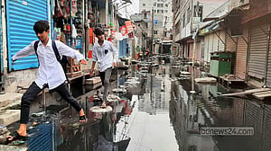 ‘পানিতে ভেসে যাই, খাওয়ার পানি নাই'