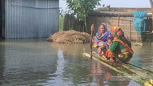বন্যার সঙ্গে নদীভাঙনে কষ্ট বাড়ছে কুড়িগ্রামে