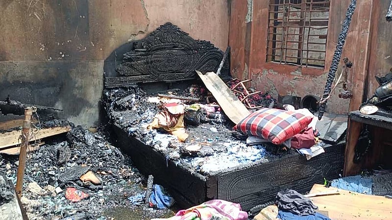 কুড়িগ্রামে মধ্যরাতে পুড়ল ১৭ ঘর