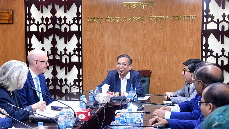 ইউনূস ‘অসত্য’ কথা বলে বেড়াচ্ছেন: আইনমন্ত্রী