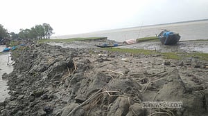 ‘নাজুক’ বেড়িবাঁধে উপকূলবাসী টিকবে কী করে?