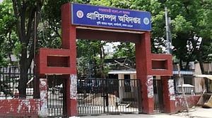 প্রাণিসম্পদের কর্মকর্তাকে আরেক কর্মকর্তার ‘মারধর‘, পদায়ন বাতিল