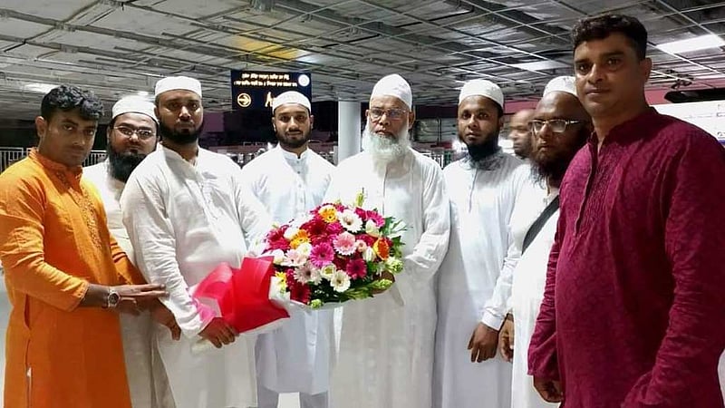 অনিশ্চয়তা কাটল আরও ৩৬৪ হজযাত্রীর, প্রতারণার দায়ে নিষিদ্ধ এক মোনাজ্জেম