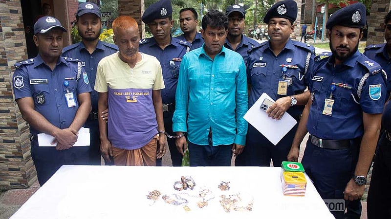 ‘র‍্যাব পরিচয়ে’ লুট হওয়া ৪৮ ভরি স্বর্ণ উদ্ধার, গ্রেপ্তার ২