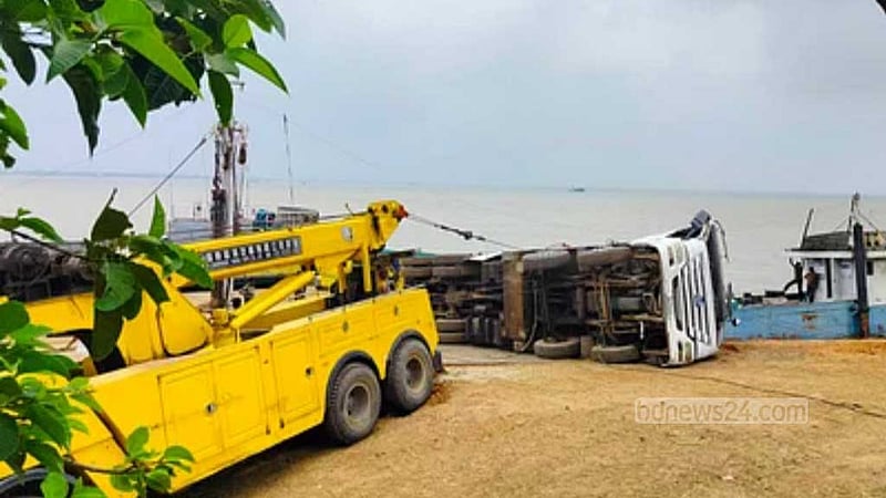 পাটুরিয়ায় পন্টুনে ট্রাক বিকল, ৮ ঘণ্টা পর পারাপার শুরু
