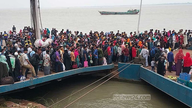 মানুষের চাপ থাকলেও পাটুরিয়ায় পারাপারে ‘নেই ভোগান্তি’