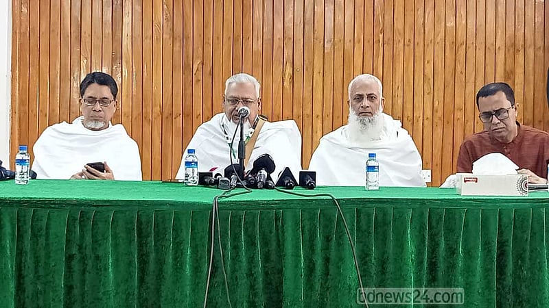 হজ নিয়ে ভোগান্তি: দায়ীদের বিরুদ্ধে ব্যবস্থা নেওয়ার আশ্বাস মন্ত্রীর