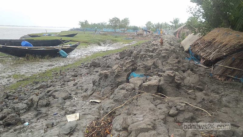 উপকূলজুড়ে বেড়িবাঁধের জন্য হাহাকার