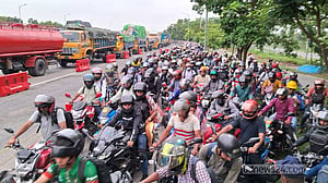 ঈদযাত্রা: পদ্মা সেতুর সাত বুথে টোল আদায়, তারপরও কমছে না গাড়ির চাপ
