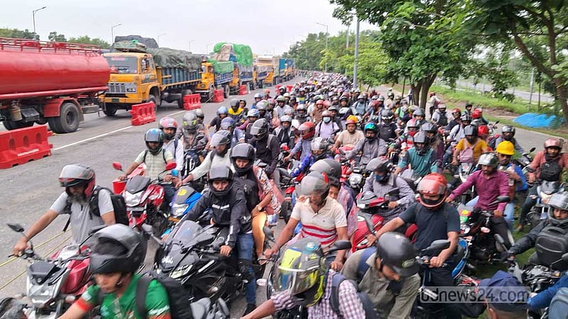 ঈদযাত্রা: পদ্মা সেতুর সাত বুথে টোল আদায়, তারপরও কমছে না গাড়ির চাপ