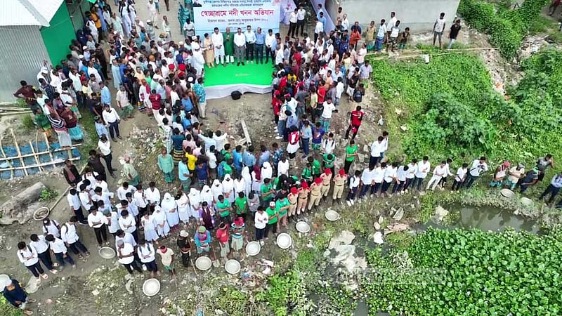 মুন্সীগঞ্জে রজতরেখা নদীর প্রবাহ ফেরাতে স্বেচ্ছাশ্রমে খনন শুরু