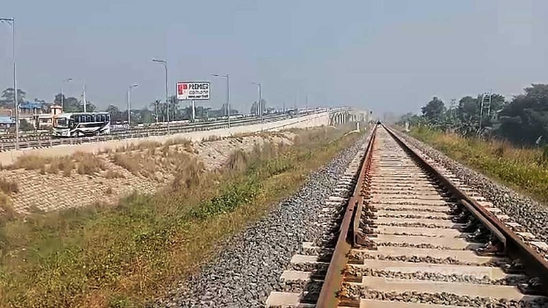 হেডফোন কানে রেললাইনে আড্ডা, ট্রেনের ধাক্কায় মৃত্যু