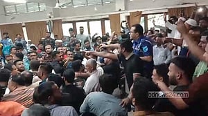 নারায়ণগঞ্জে প্রতীক বরাদ্দের সময় হাতাহাতি, ভাঙচুর