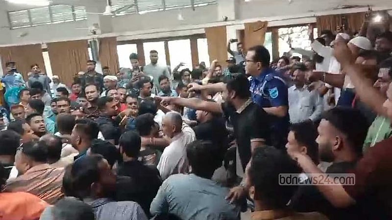 নারায়ণগঞ্জে প্রতীক বরাদ্দের সময় হাতাহাতি, ভাঙচুর