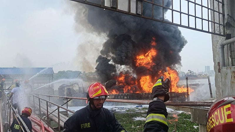 ফতুল্লায় বুড়িগঙ্গায় তেলবাহী ট্রলারে আগুন, শ্রমিক নিহত
