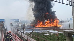 বুড়িগঙ্গায় তেলবাহী ট্রলারে আগুন: মারা গেছেন আরেক দগ্ধ শ্রমিক