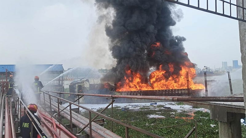 বুড়িগঙ্গায় তেলবাহী ট্রলারে আগুন: মারা গেছেন আরেক দগ্ধ শ্রমিক