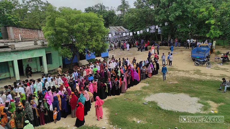 কাঞ্চন পৌরসভা নির্বাচন: ভোটারদের ‘দীর্ঘ সারি’, ইভিএমে ‘ধীরগতি’