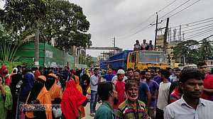 বেতন পেয়ে সড়ক ছাড়লেন ক্রোনী গ্রুপের শ্রমিকরা