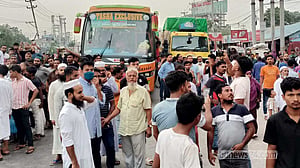 বেতন-বোনাসের জন্য পোশাক শ্রমিকরা ঢাকা-চট্টগ্রাম মহাসড়কে