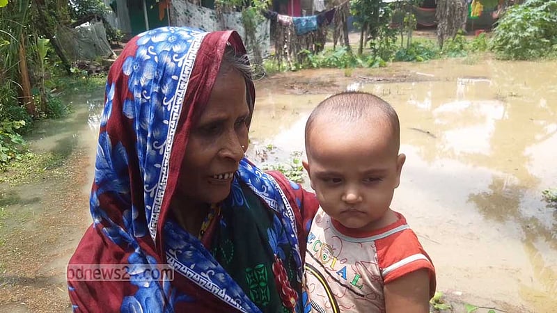‘তিন দিন ধইর‌্যা নাতিডারে দুধ খাওয়াইতাম পারতাছি না, লোতা দিতাছি’