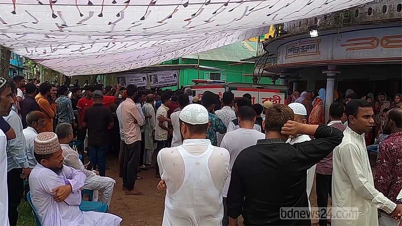 নেত্রকোণায় শফী আহমেদকে শেষবারের মতো দেখতে ভিড়