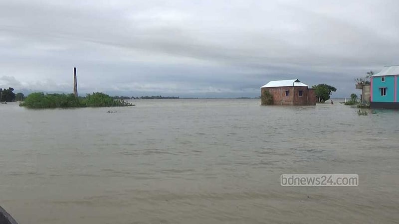 নেত্রকোণায় পানিবন্দি ৮ ইউনিয়ন, আশ্রয়কেন্দ্রে যাচ্ছেন মানুষ