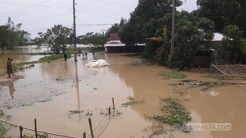 নেত্রকোণায় বন্যার পানি নামতে শুরু করেছে, দুর্গত এলাকায় মেডিকেল টিম