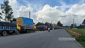 মজুরি বৃদ্ধির দাবিতে নীলফামারীতে সার গুদাম শ্রমিকদের ধর্মঘট